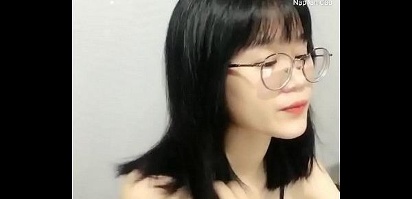  Em gái đeo kính xinh xắn live stream trên Uplive